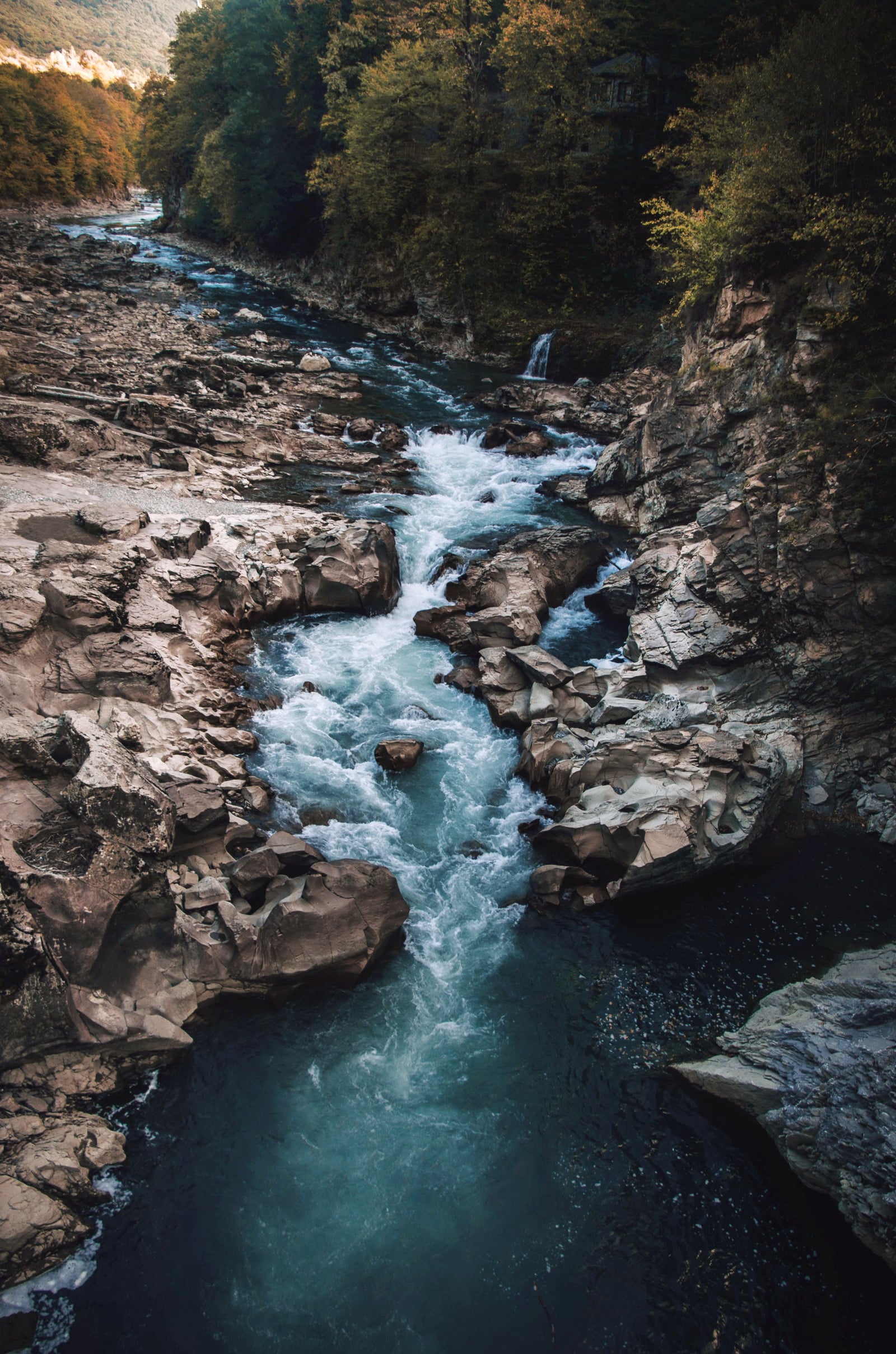 Natürliches Wasser in einer ruhigen Landschaft