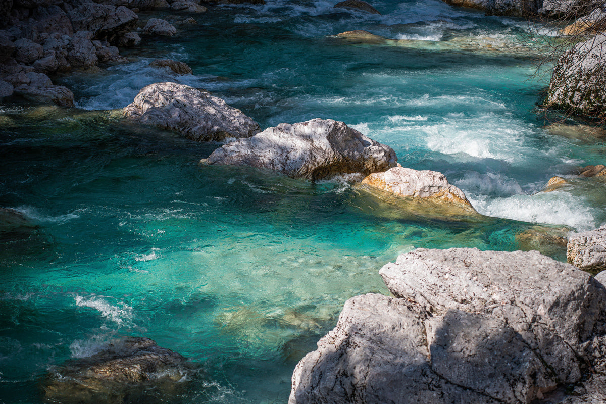 Türkises Wasser in einer natürlichen Felslandschaft
